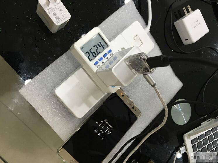 绿联usb pd快充支持galaxy note7充电.jpg 绿联usb pd快充支持galaxy note7充电.jpg
