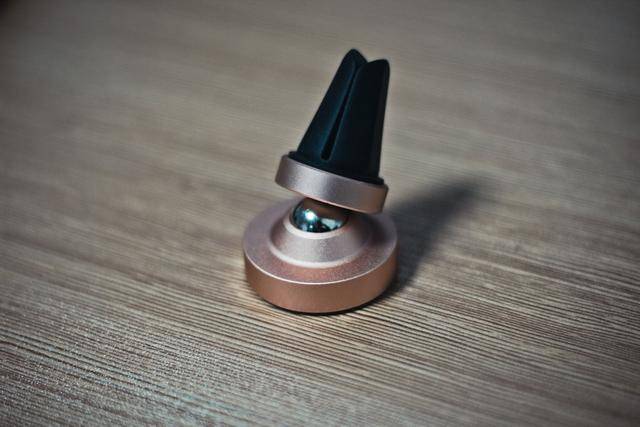 绿联车载手机支架滚珠