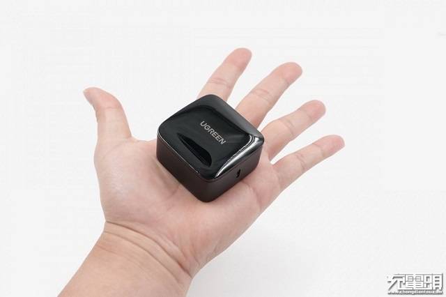 绿联65w氮化镓充电器外观