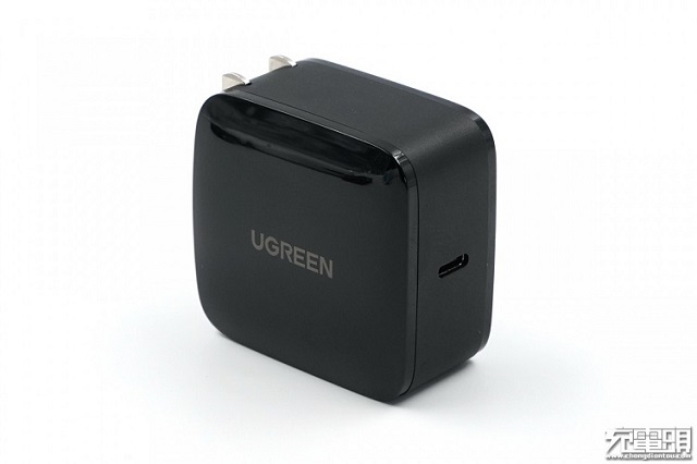 绿联65w氮化镓充电器外观