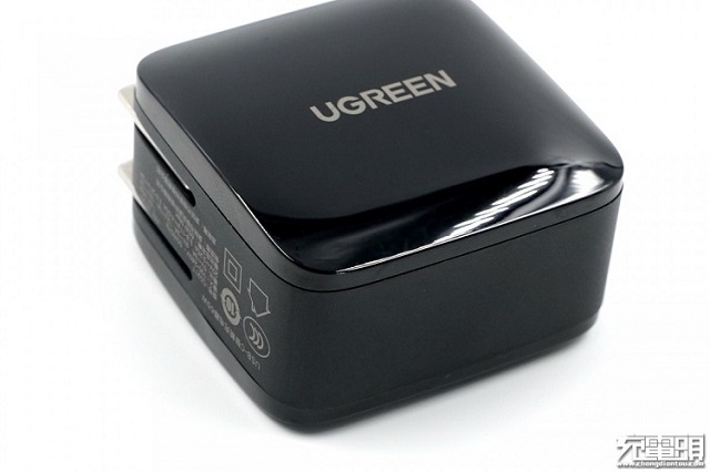 绿联65w氮化镓充电器表面工艺