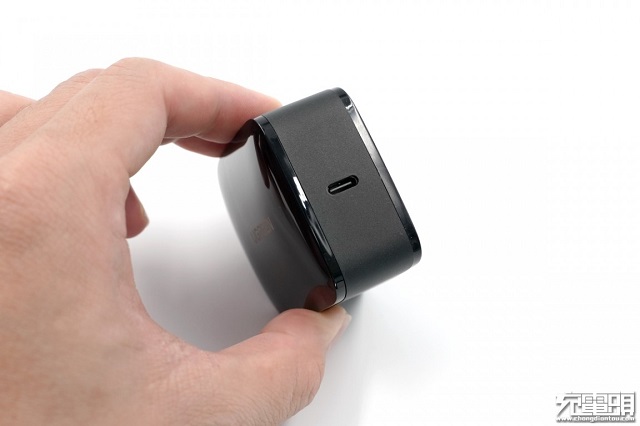 绿联65w氮化镓充电器输出口