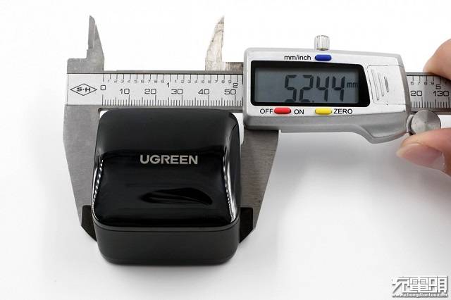 绿联65w氮化镓充电器表面尺寸