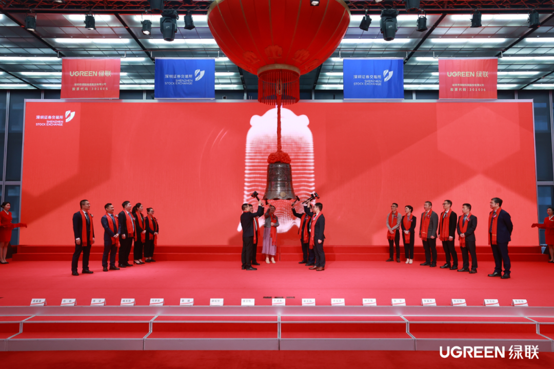 清脆悠扬的宝钟声响起,奏响挂牌上市的乐章。 清脆悠扬的宝钟声响起,奏响挂牌上市的乐章。