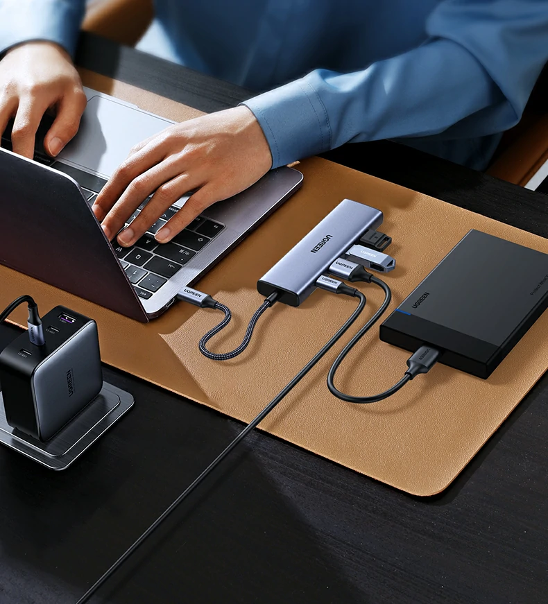 精密工艺细节 - 接口布局合理,插拔方便 不同角度展示扩展坞金属质感与接口排布