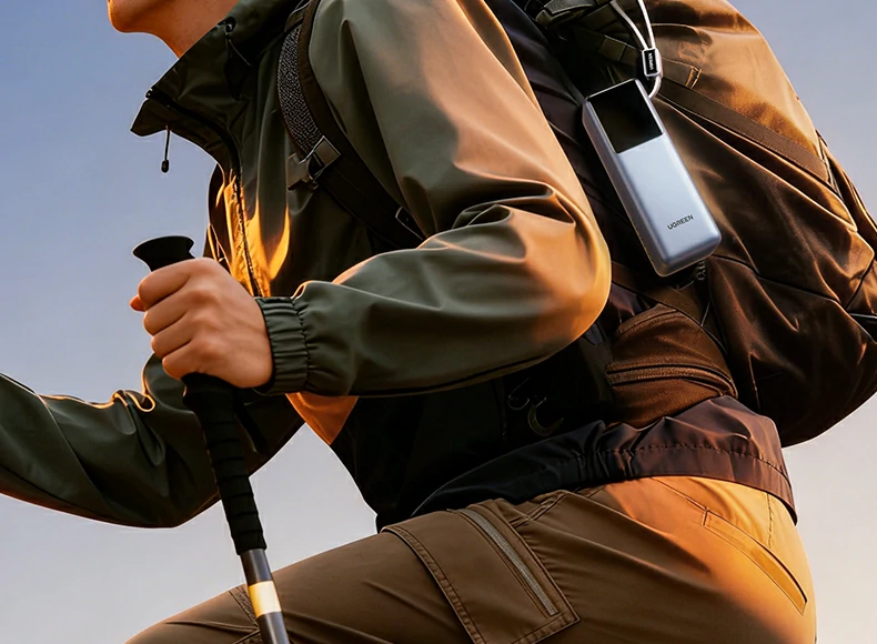 绿联pb728 30cm挂绳挂载背包使用场景，出行便捷